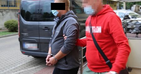 Warszawa. Kradł markową odzież zamiast dostarczać ją do sklepów. Kurier w rękach policji
