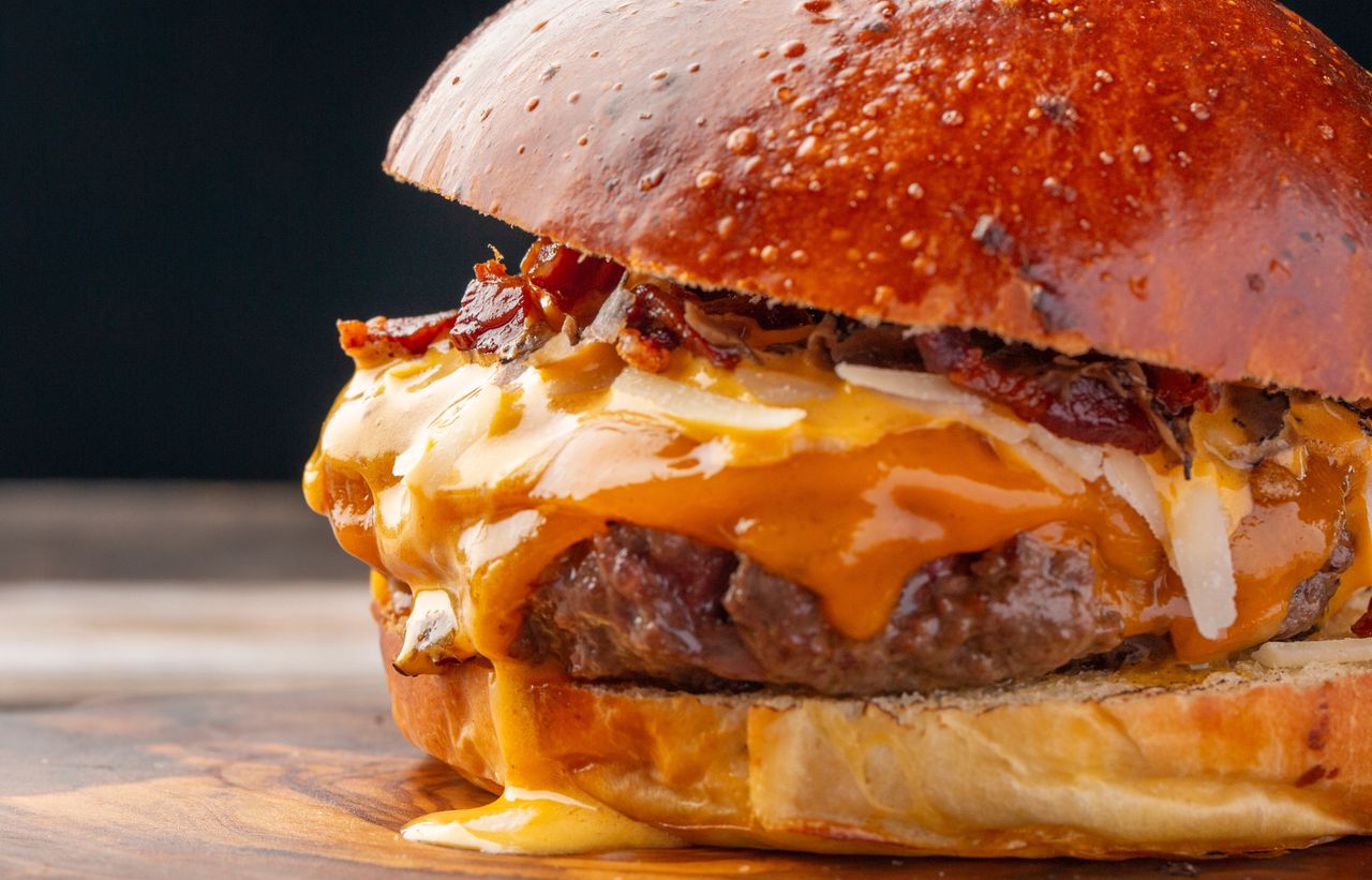 Dodałam do burgera sos, który kompletnie zmienił jego smak. Lepszy niż z restauracji