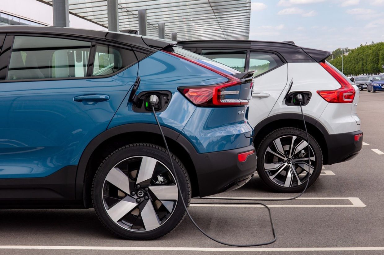 Volvo XC40 Recharge po podłączeniu do szybkiej ładowarki DC