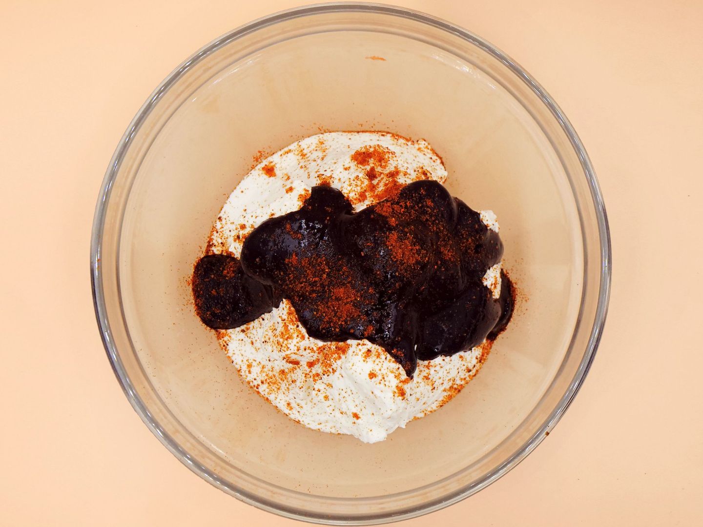Czekoladowo-orzechowy jogurt z chilli przepis