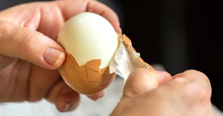 Zrób tak z jajkiem przed gotowaniem. Skorupka ześlizgnie się niemal sama