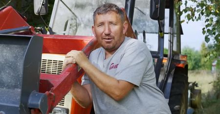 Pokazał, jak kopie ziemniaki. Internauci: Brak słów