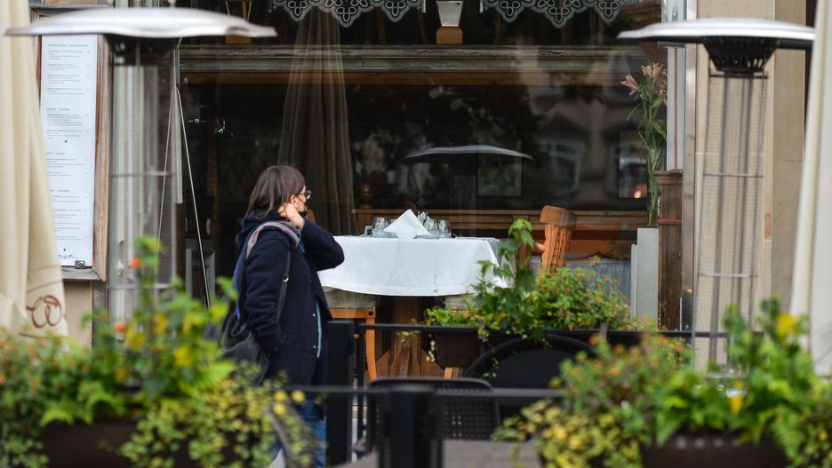 Kobieta przechodząca obok restauracji