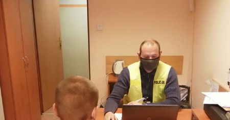 Skakali po karetce, która przyjechała do chorego