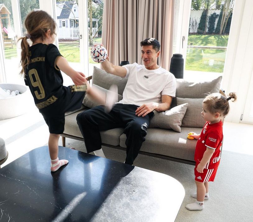 Anna i Robert Lewandowscy z córkami