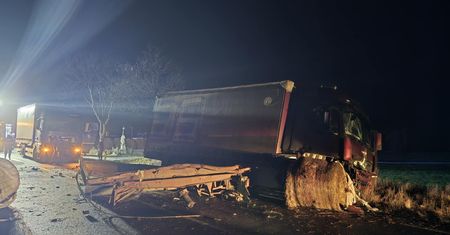 Zderzenie ciężarówki z ciągnikiem rolniczym - kilkugodzinne utrudnienia!