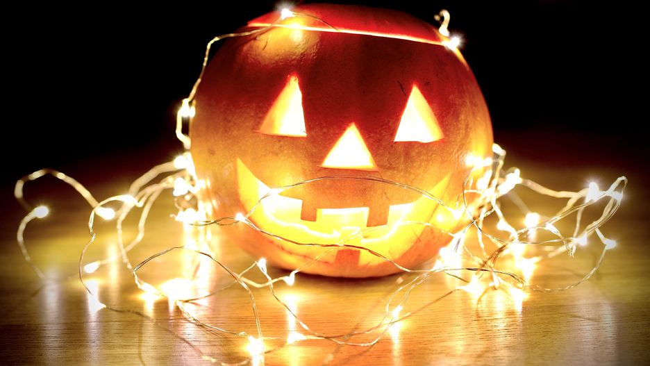 Do wycinania dyni na Halloween przyda się ostry nóż.