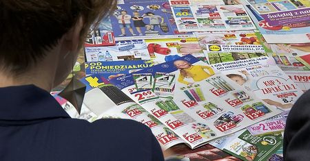 Polacy wciąż mocno ufają sklepowym gazetkom. Wierzą, że dzięki nim kupują taniej i więcej