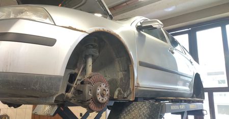 Biły mu hamulce. Mechanik odkrył przyczynę