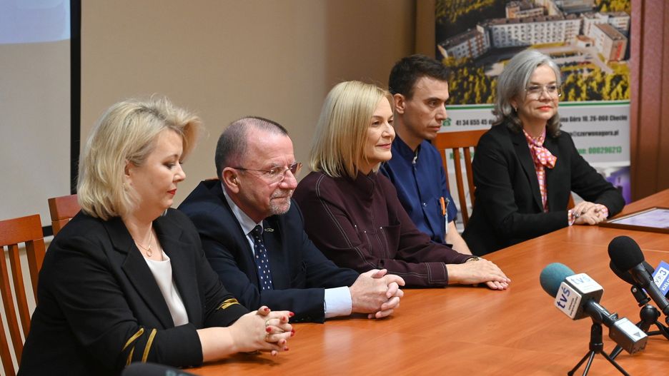 W konferencji wzięli udział marszałek Renata Janik, wicemarszałek Marek Bogusławski, Małgorzata Krzywda, radna Sejmiku Województwa Świętokrzyskiego, doktor Tomasz Suchojad, kierownik Oddziału Urologii oraz Karolina Koprowska z marketingu chirurgii robotycznej da Vinci.