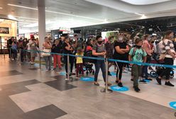 Powakacyjne oblężenie galerii. Tłum w kolejce do Primarka