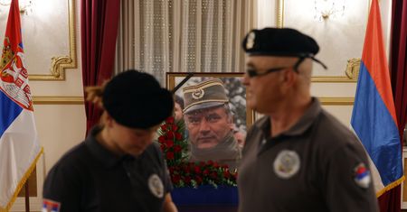 Serbia robi krok w tył po fali oburzenia. Mladić pochowany bez honorów