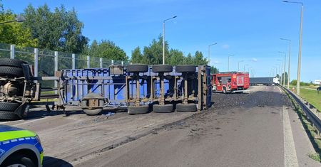 Wypadek z węglem na "dwójce"! Ciężarówka zderzyła się z busem w Białej Podlaskiej