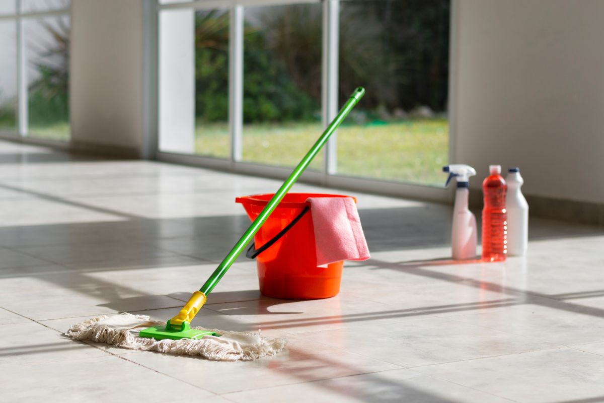 Mycie podłogi w domu może być efektywne.