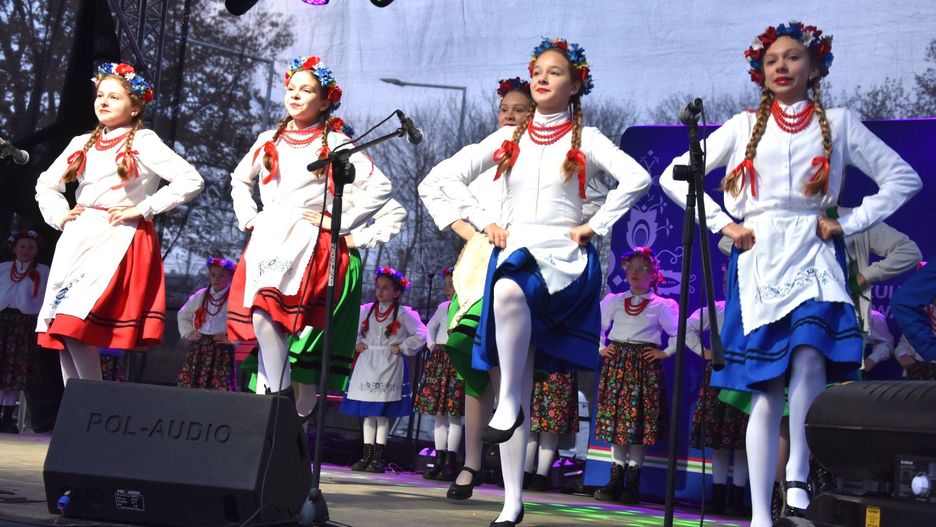 Na scenie tańczyły i śpiewały głównie zespoły ludowe. Publiczność oklaskiwała m. in. zespół &#34;Młoda Krajna&#34; z Nakielskiego Ośrodka Kultury