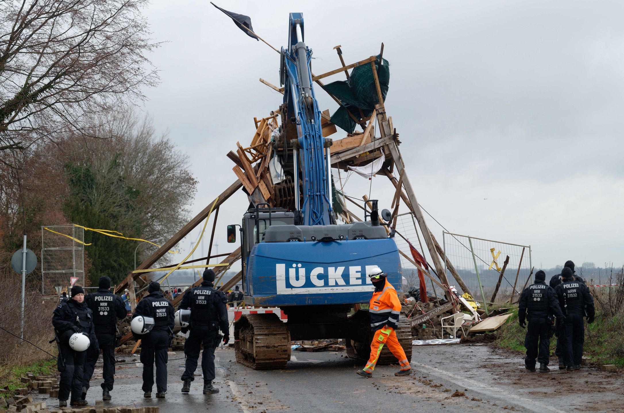 Activists block road to Luetzerath village set to be demolished
02 January 2023, North Rhine-Westphalia, Luetzerath: An excavator removes a barrier above the road to the village of Luetzerath. German climate activists positioned themselves on Monday behind a burning barricade to stop construction workers reaching a village earmarked for demolition for mining works. Photo: Henning Kaiser/dpa 
Dostawca: PAP/DPA.
Henning Kaiser