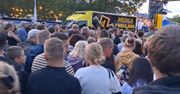 Tłumy ludzi czekały, aby wejść na wielkie widowisko