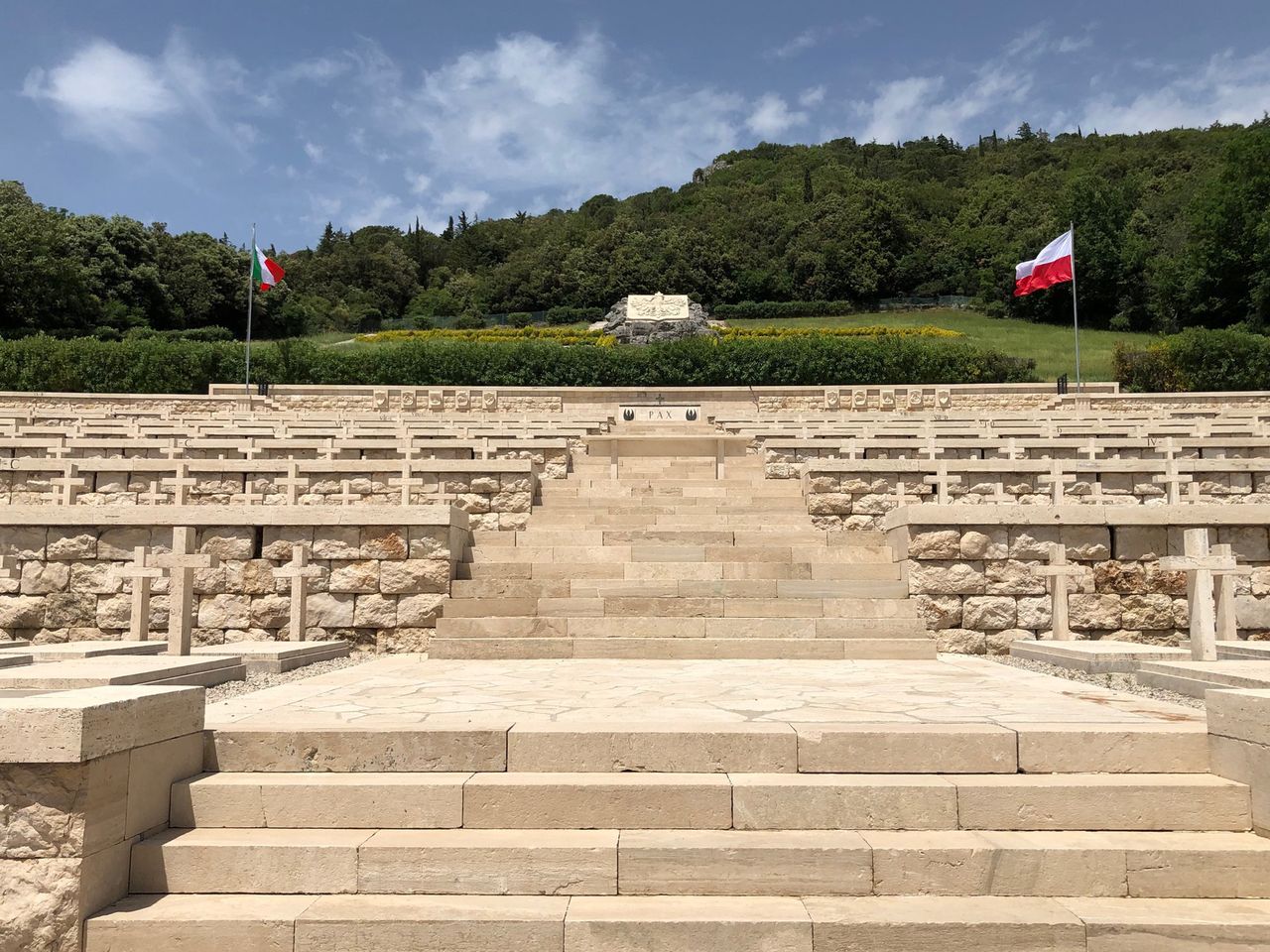 Sierp i młot na Monte Cassino. Białorusini składają kwiaty