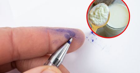 Prosty sposób na plamę z tuszu. Dosłownie wyciągnie ją z tkaniny
