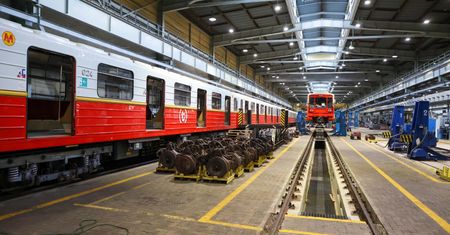 Wandale wdarli się na stację metra. "Straty na niespotykaną wysokość"