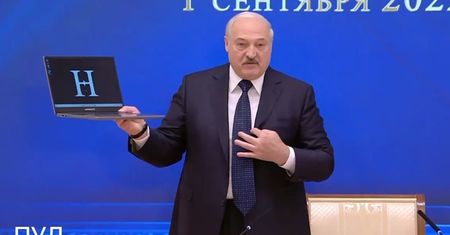 Co potrafi pierwszy białoruski laptop w rękach Aleksandra Łukaszenki?