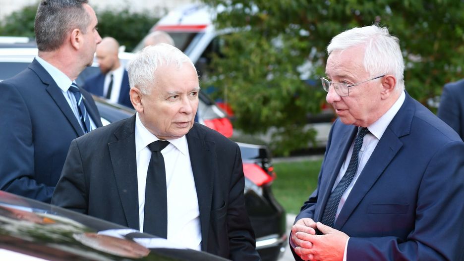 Jaros?aw Kaczy?ski na Wawelu
Fot. Artur Barbarowski/East News, Krakow 18.07.2022. Jaroslaw Kaczynski i cz?onkowie rzadu i PiS na Wawelu z okazji miesiecznicy pogrzebu prezydenta Lecha Kaczynskiego 
N/z: Jaroslaw Kaczynski (L), Krzysztof Lipiec
Artur Barbarowski