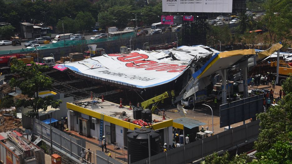 Ogromny billboard runął w Bombaju zabijając 14 osób