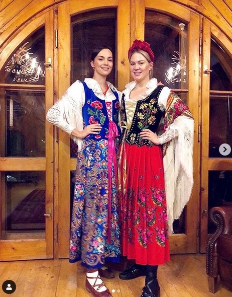 Zofia Ślotała chętnie przebiera się w góralskie stroje - na zdjęciach sprzed kilku miesięcy z Pauliną Krupińską, która także polubiła folklor