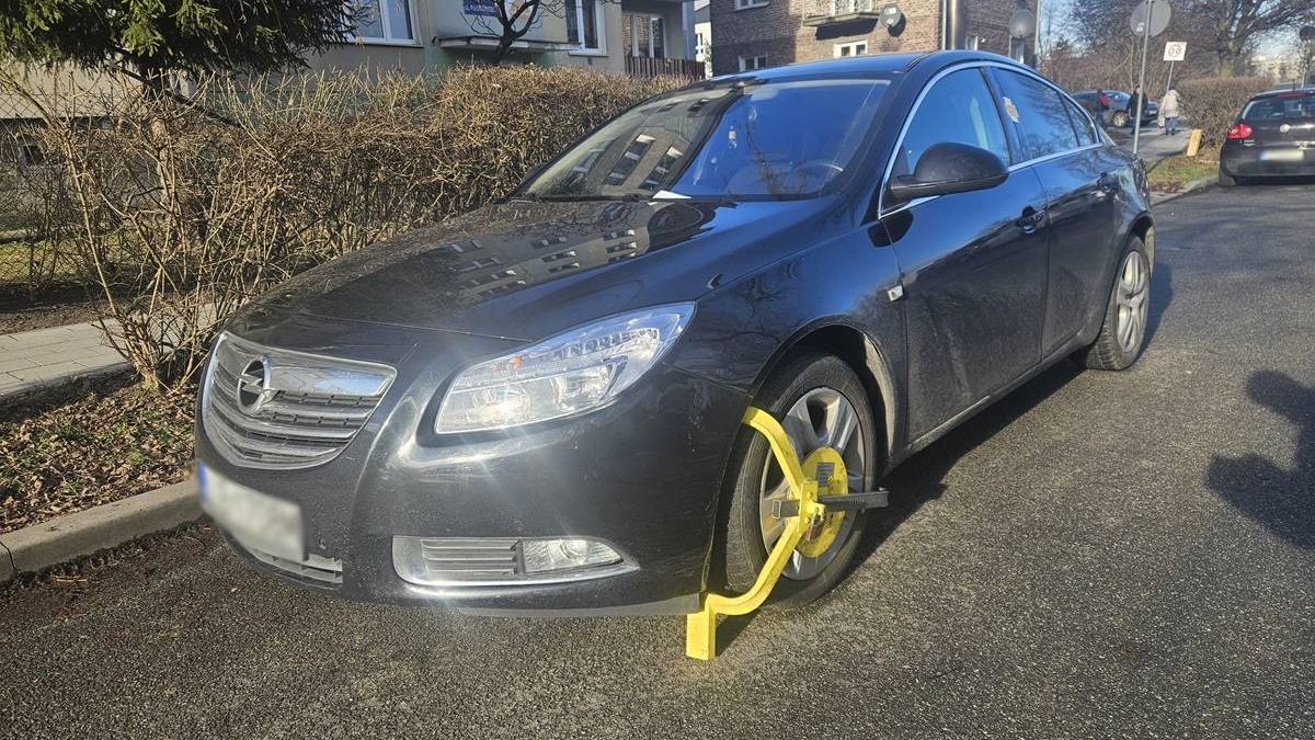 Opel z blokadą na kole na ul. Poniatowskiego