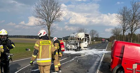 Wypadek i pożar samochodu w Bukowcu. Jeden z kierowców pijany