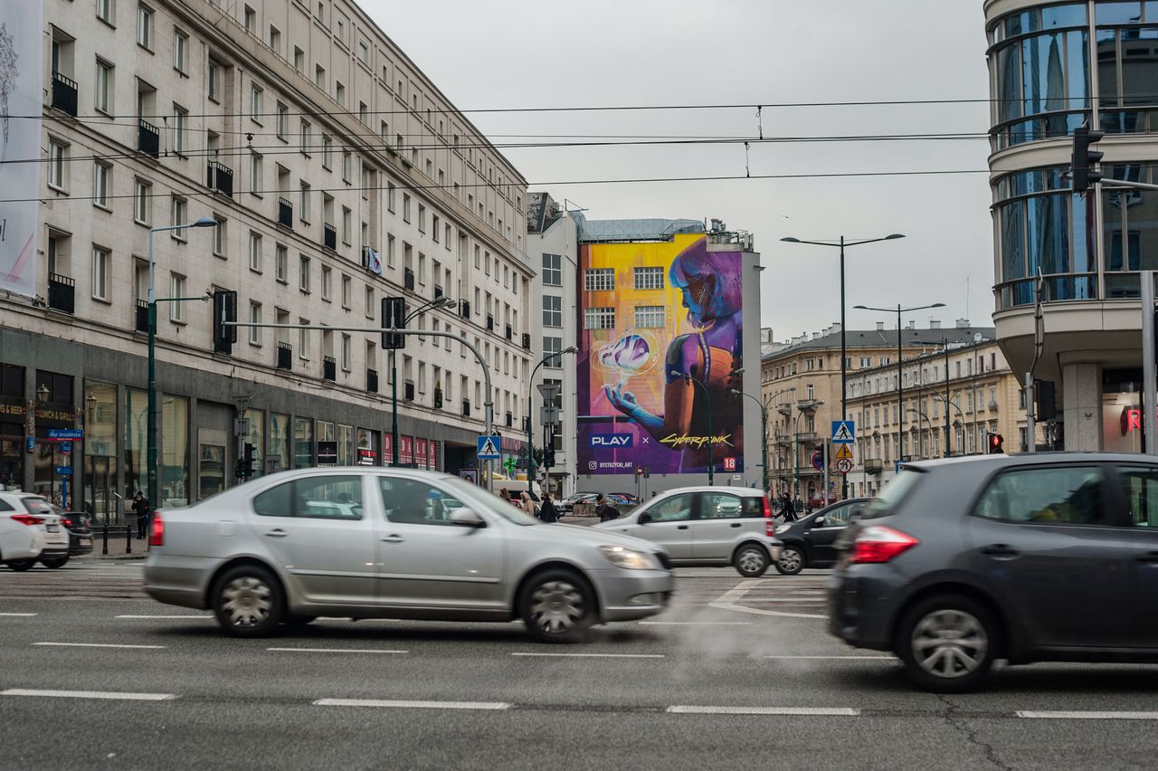 Zdjęcie dnia. Cyberpunkowy mural na jednej z warszawskich kamienic