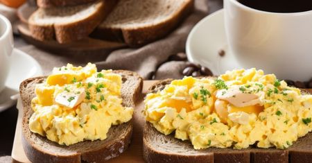 Aksamitna pasta jajeczna, która syci na długo. Tylko pamiętaj o tym składniku