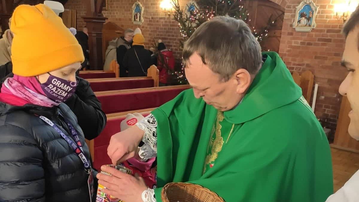Ksiądz Kazimierz Klaban przekazał tacę na rzecz WOŚP 