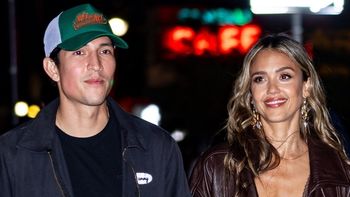 Wydekoltowana Jessica Alba i MŁODSZY OD NIEJ O 11 LAT Danny Ramirez maszerują za rękę po kolacji w restauracji