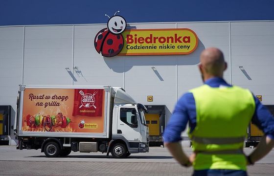 Biedronka wykorzystuje swoje ciężarówki jako nośniki reklamowe