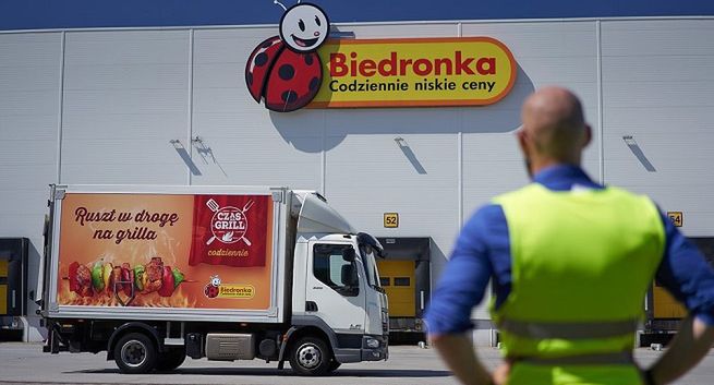 Biedronka wykorzystuje swoje ciężarówki jako nośniki reklamowe