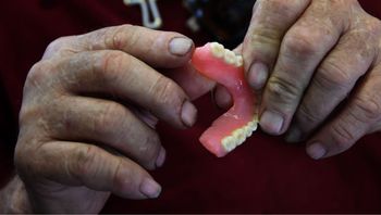 Oszukany 73-latek zamówił protezę w sieci. Policja ujawniła, co było w paczce