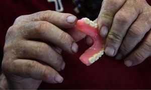 Oszukany 73-latek zamówił protezę w sieci. Policja ujawniła, co było w paczce