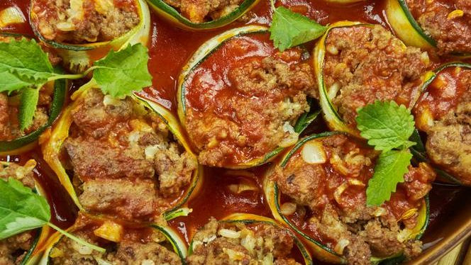 Roladki z cukinii z mięsem mielonym nigdy się nie nudzą. 