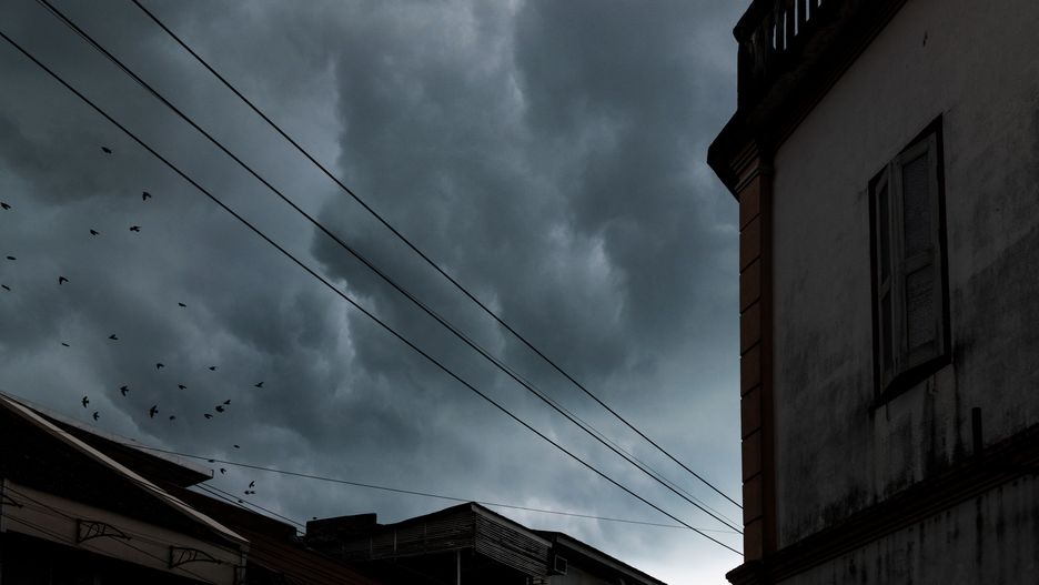 Czarny deszcz spadł na Hawanę. Niecodzienne zjawisko jest wynikiem wielkiego pożaru ropy naftowej w mieście Matanzas.