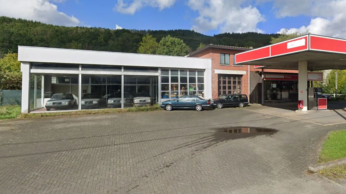 Porzucony salon ze starymi Volvo