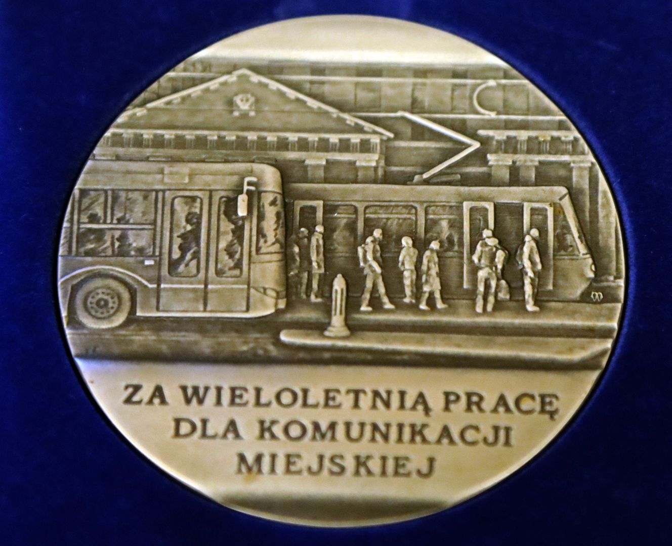 Długoletni pracownicy grudziądzkiego MZK z okazji 100 lecia powstania pierwszej linii autobusowej w Grudziądzu w ratuszu otrzymali okolicznościowe medale.