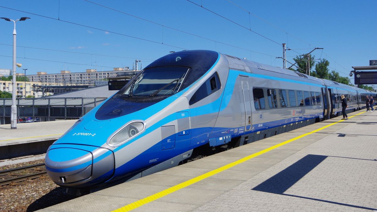 Polskie koleje Marek Bazak
PHOTO: ZOFIA I MAREK BAZAK / EAST NEWS Dworzec kolejowy pasazerski Warszawa Wschodnia 
N/Z Ekspres Intercity Premium Pendolino ED250 Alstom zwany Dziobak lub Wahadelko do Krakowa
ZOFIA BAZAK