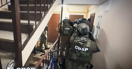 "Chemik cracku" i pseudokibice w kajdankach – CBŚP rozbiło gang, który zalał Warszawę toną narkotyków