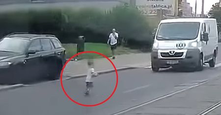 Dramatyczna scena w Szczecinie. Dziecko uciekło matce i wybiegło na środek ulicy