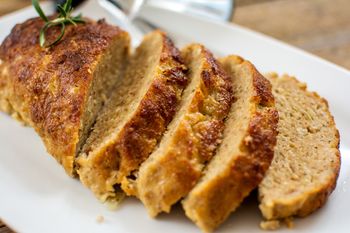 Gdy nie mam czasu na smażenie kotletów, z mięsa mielonego robię tę pieczeń. Nikt nie narzeka