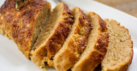 Gdy nie mam czasu na smażenie kotletów, z mięsa mielonego robię tę pieczeń. Nikt nie narzeka