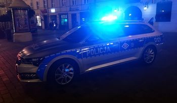 Uciekał hulajnogą przed drogówką, wjechał prosto w radiowóz. Nocny pościg na ul. Nadbystrzyckiej