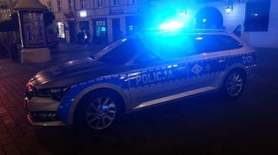 Uciekał hulajnogą przed drogówką, wjechał prosto w radiowóz. Nocny pościg na ul. Nadbystrzyckiej