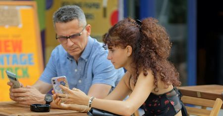 Polacy są uzależnieni? Tyle godzin dziennie spędzają w sieci